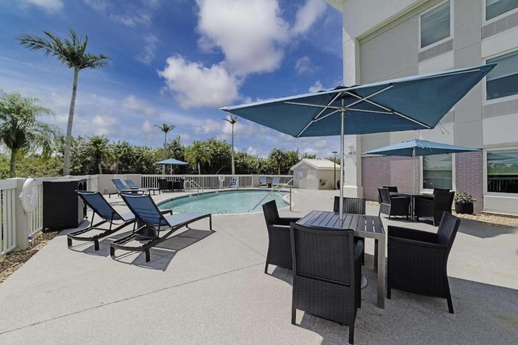 Holiday Inn Express Hotel & Suites Port Charlotte Exterior foto