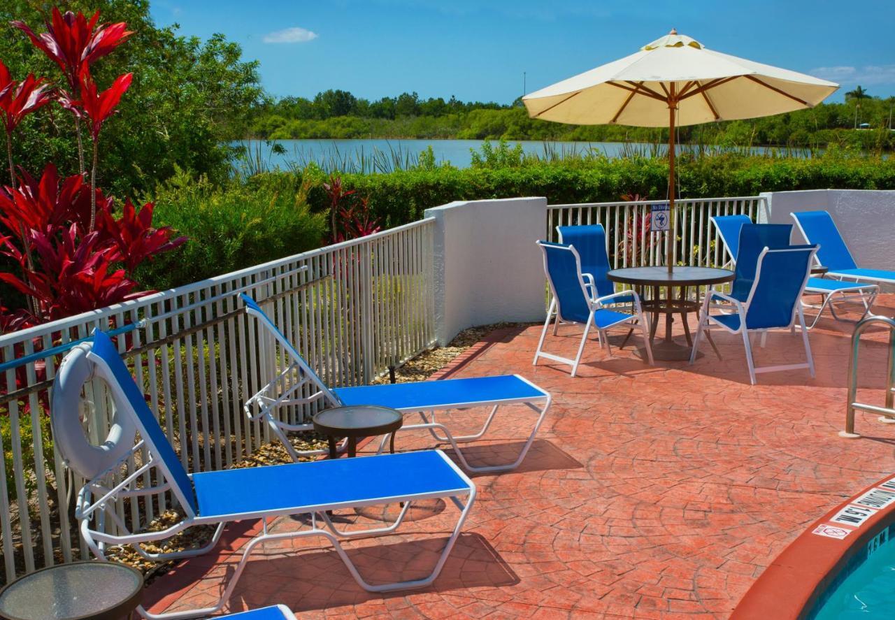Holiday Inn Express Hotel & Suites Port Charlotte Exterior foto